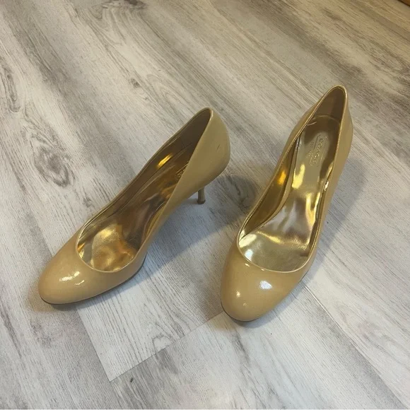 Coach patent mustard court shoe high heels - Picture 7 of 7